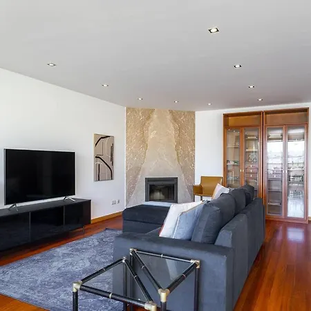 Ocean Front 4-bed Luxury W/ Terrace & Parking