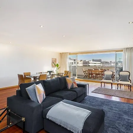 Ocean Front 4-bed Luxury W/ Terrace & Parking Apartamento