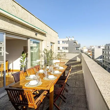 Ocean Front 4-bed Luxury W/ Terrace & Parking Apartamento