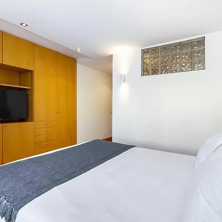 Ocean Front 4-bed Luxury W/ Terrace & Parking *