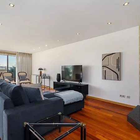 Ocean Front 4-bed Luxury W/ Terrace & Parking *